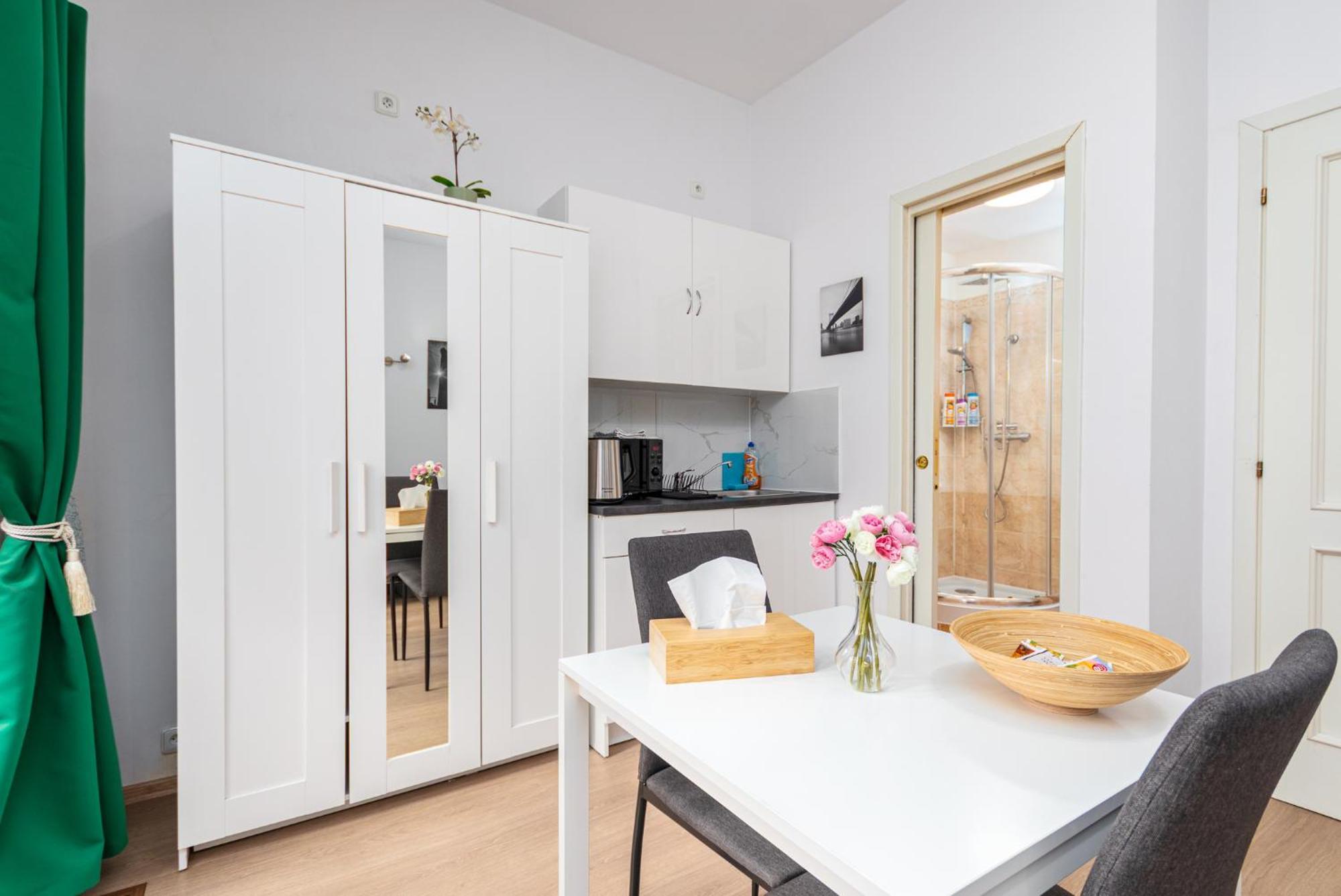 Private Retreat Close To Stations In Praha 3 Екстер'єр фото