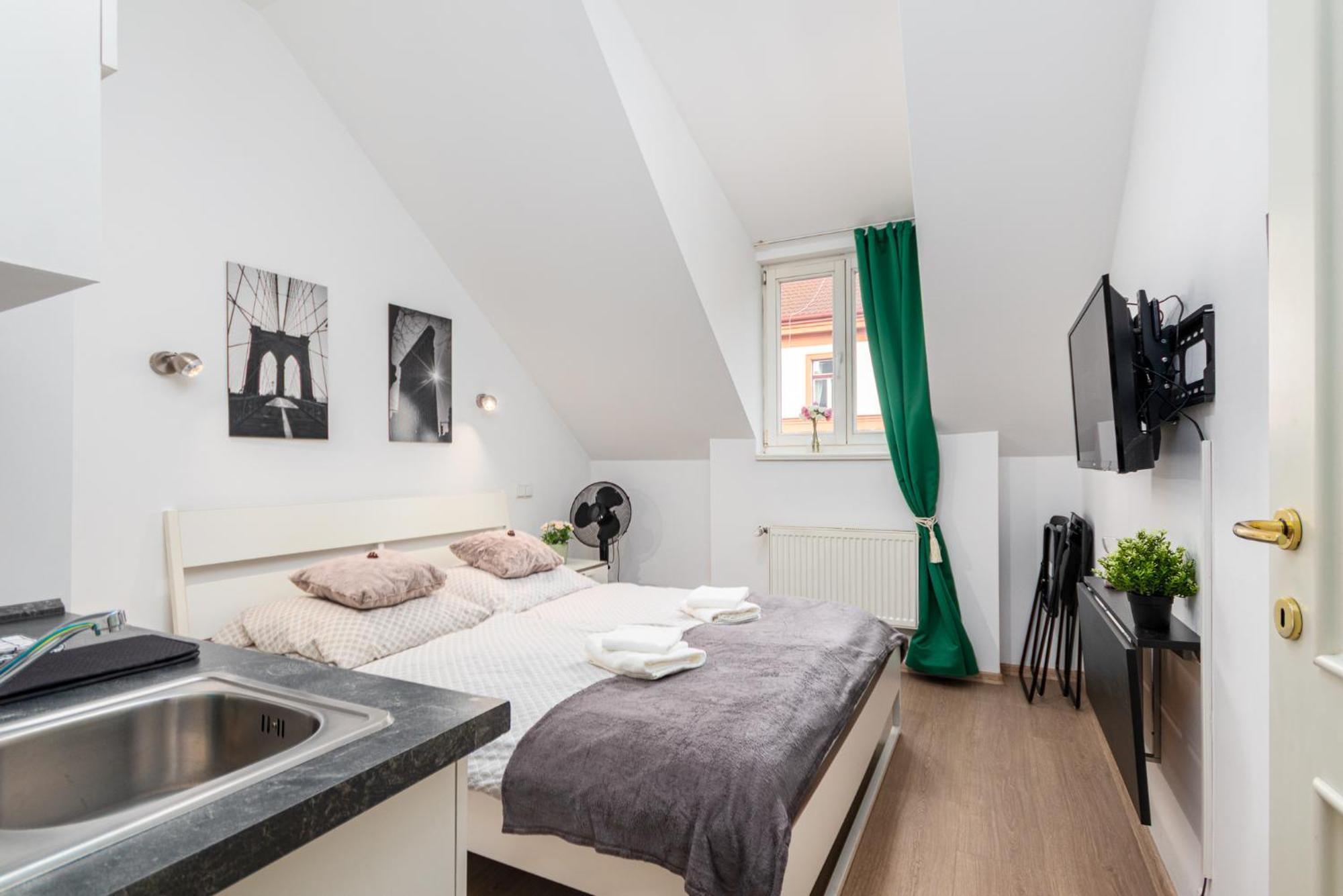 Private Retreat Close To Stations In Praha 3 Екстер'єр фото